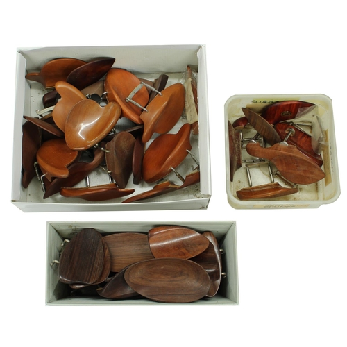 2121 - Violin/viola wooden chin rests: fourteen ebony 'Dresden' and 'Teka' models, twenty-one good boxwood ... 