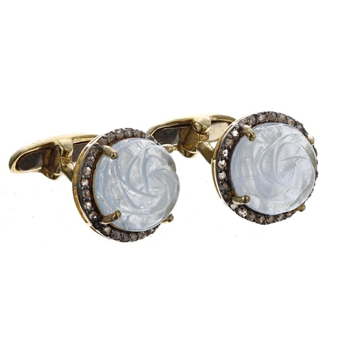 65 - Pair of rose-carved aquamarine and round-cut diamond cufflinks in yellow metal, aquamarines 3.41ct, ... 