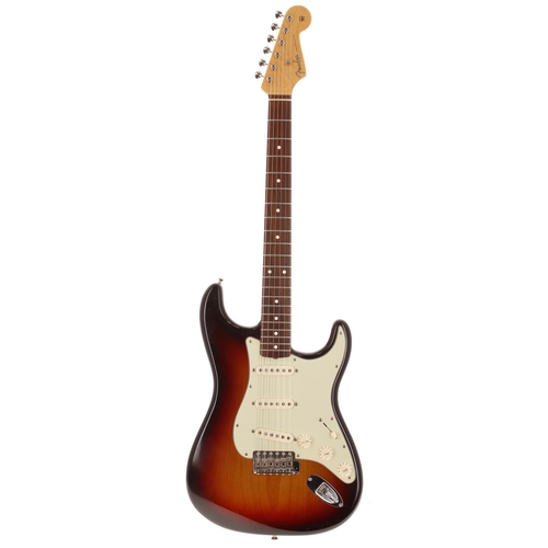 390 - 2008 Fender American Vintage 62 Reissue Stratocaster electric guitar, made in USA; Body: three-tone ... 