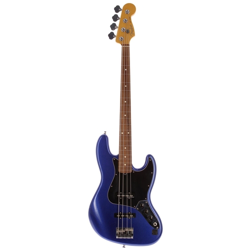 415 - 2012 Fender American Standard Jazz Bass Fretless bass guitar, made in USA; Body: mystic blue, a few ... 