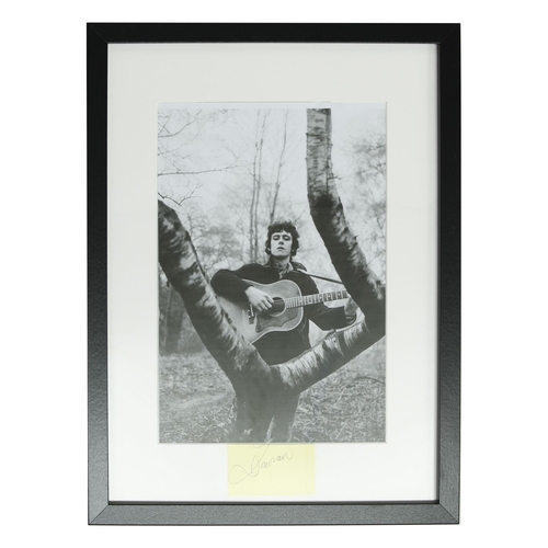 337 - Donovan - autograph upon yellow paper, mounted and framed below a picture of the artist*Personally s... 