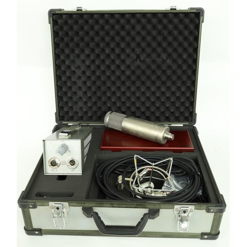 3004 - Peluso 2247SE microphone, ser. no. A02639, with original wooden box, with MX-56 power supply, shock ... 