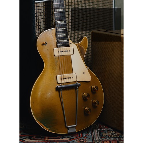 437 - 1952 Gibson Les Paul Model electric guitar, made in USA; Body: gold top finish upon natural mahogany... 