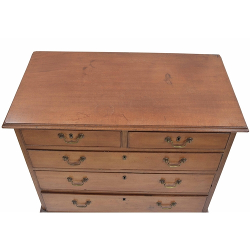 959 - Georgian mahogany chest of drawers, the moulded top over two short and three long graduated drawers,... 