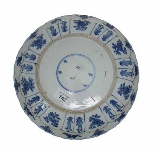 742 - 18th century Chinese blue and white porcelain shallow dish, with figural decoration of musicians in ... 