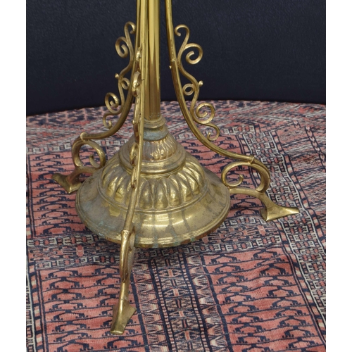 42 - Victorian brass telescopic standard oil lamp, 54.5