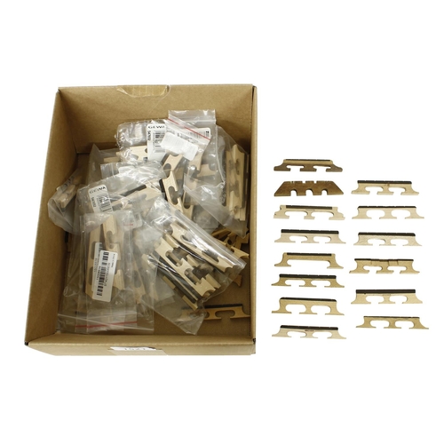 1521 - Large quantity of new banjo bridges