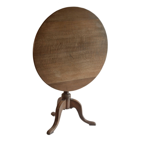 1774 - Georgian oak circular occasional table, with a turned column on a curved tripod base, 32