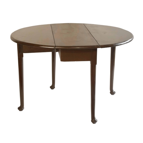 1780 - Georgian mahogany oval gateleg dining table, upon cylindrical tapering legs terminating with pad fee... 