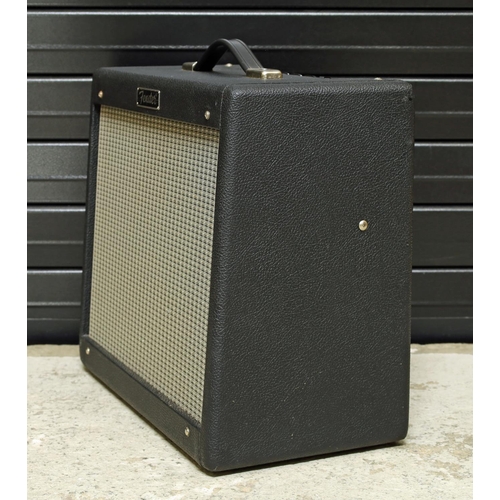 922 - Fender Blues Junior guitar amplifier, made in Mexico, with footswitch and dust cover*Please note: Ga... 