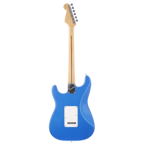 30 - 1995 Fender American Stratocaster electric guitar, made in USA; Body: blue metallic; Neck: maple; Fr... 