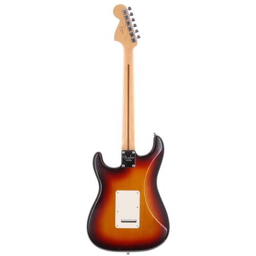 49 - 2009 Fender Highway One Stratocaster electric guitar, made in USA; Body: three-tone satin nitro sunb... 