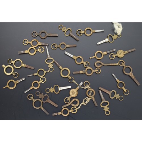 117 - Selection of pocket watch keys (29)