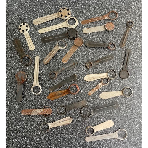 500 - Quantity of wristwatch case opening tools