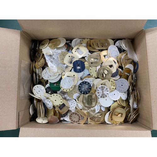 480 - Very large quantity of assorted wristwatch dials