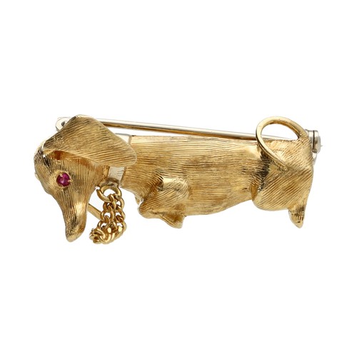 91 - Novelty Dachshund 18ct yellow gold brooch with ruby set eyes, 10.3gm, 32mm