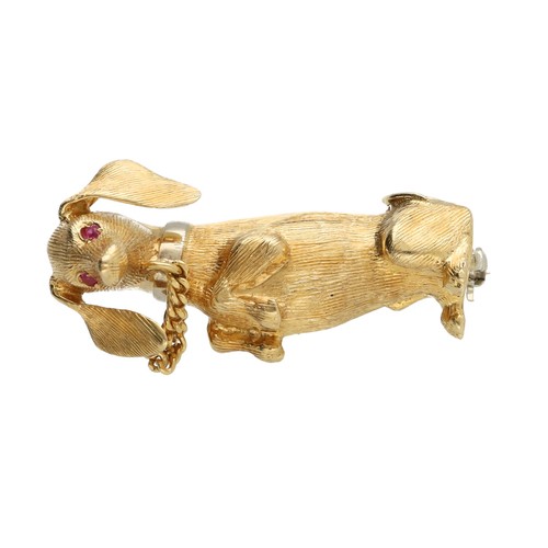 91 - Novelty Dachshund 18ct yellow gold brooch with ruby set eyes, 10.3gm, 32mm