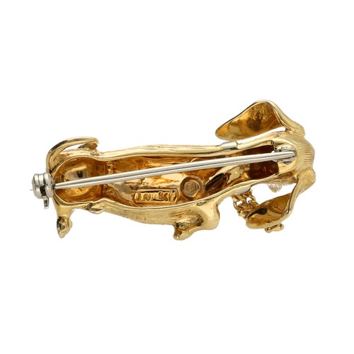 91 - Novelty Dachshund 18ct yellow gold brooch with ruby set eyes, 10.3gm, 32mm