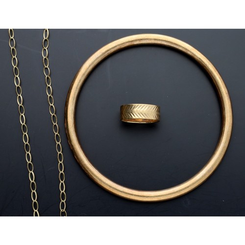 176 - 9ct bangle, 9ct wedding band ring and a 9ct belcher link necklace, 14.8gm in total