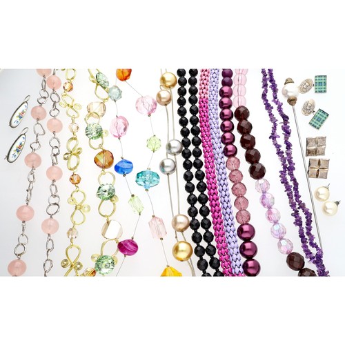 30 - Assortment of costume jewellery 