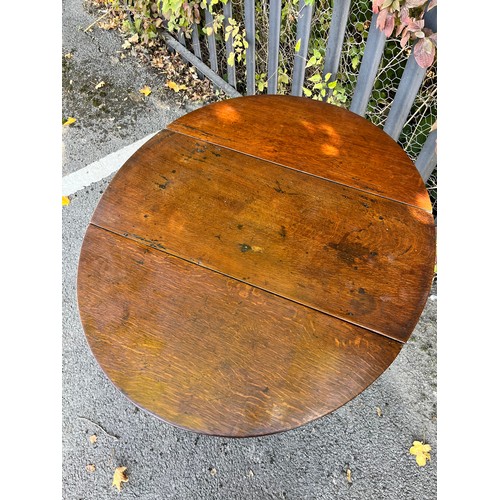 1803 - Small antique oval oak gateleg occasional table, with a carved lancet frieze upon slender turned sup... 