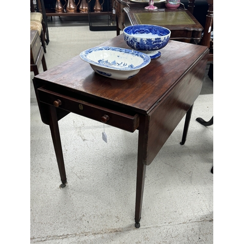 1800E - 19th century mahogany Pembroke table, with a single frieze drawer upon tapering square legs, 32