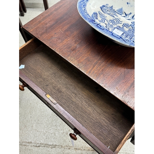 1800E - 19th century mahogany Pembroke table, with a single frieze drawer upon tapering square legs, 32