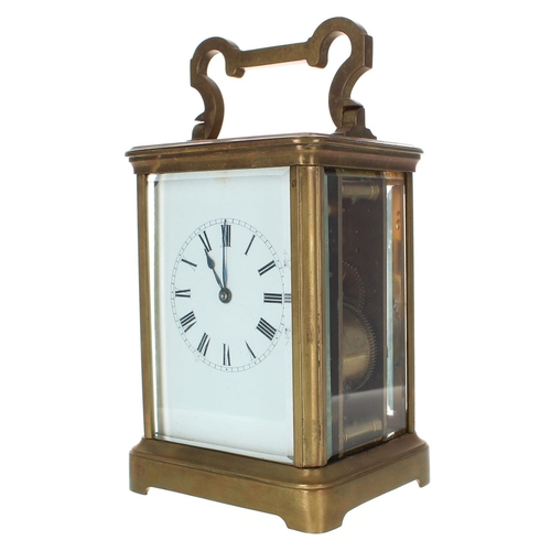 1236 - French carriage clock striking on a gong, within a corniche brass case, 7.25