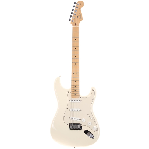 561 - 2005 Fender American Standard Stratocaster electric guitar, made in USA; Body: Olympic white finish,... 