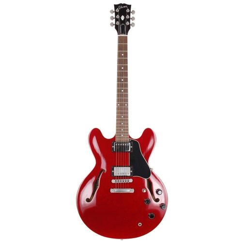 705 - 1988 Gibson ES-335 Dot semi-hollow body electric guitar, made in USA; Body: cherry finish, light sur... 