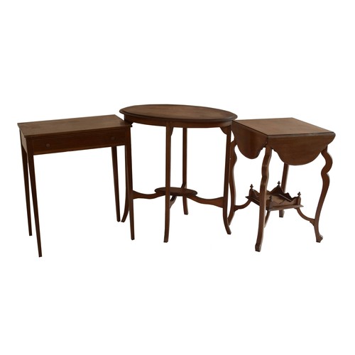 1364 - Small mahogany side table fitted with a single drawer upon square tapered legs, 23