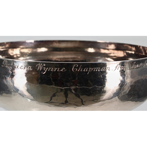 582 - George V planished silver porringer, with pierced handle and presentation inscription to the rim, st... 