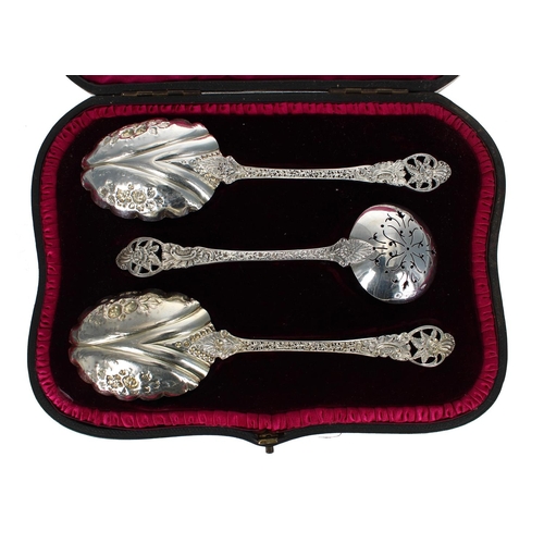 625 - Cased set of Edwardian silver embossed and foliate cast fruit spoons with casting spoon, with dense ... 