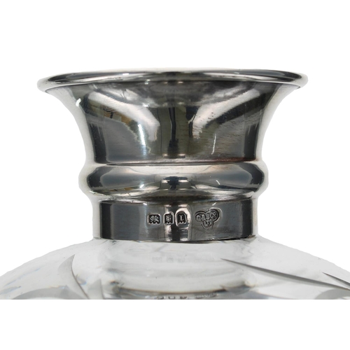 632 - George V silver mounted square glass decanter and stopper, the silver collar over a fruiting vine et... 