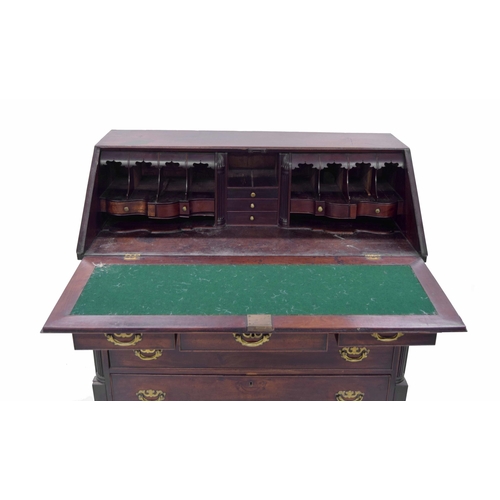 1418 - Good George III mahogany bureau, the fall front with a green baize lining enclosing a good serpentin... 