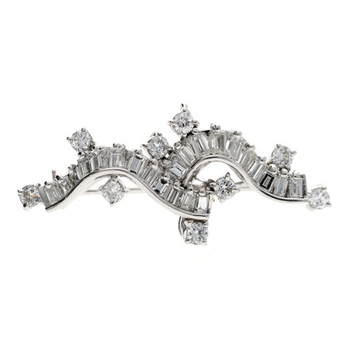 563 - Attractive white gold mixed-cut diamond cluster set brooch, with round brilliant and baguette-cuts, ... 