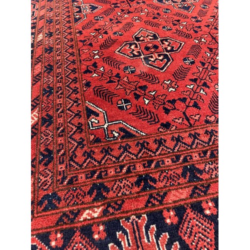 899 - Persian pattern rug, 82