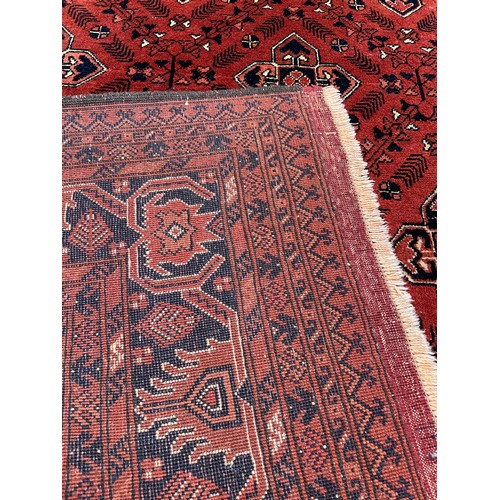 899 - Persian pattern rug, 82