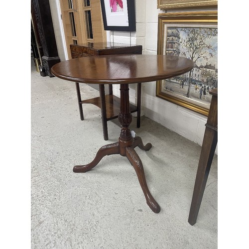 915 - George III mahogany tilt-top tripod occasional table, the tilt-top on a gadrooned central support on... 