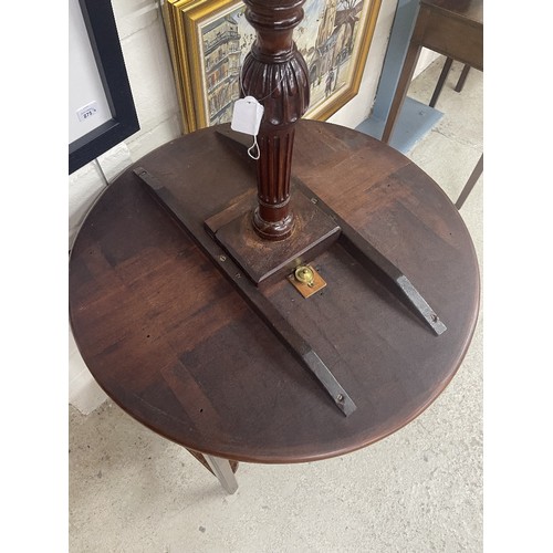 915 - George III mahogany tilt-top tripod occasional table, the tilt-top on a gadrooned central support on... 