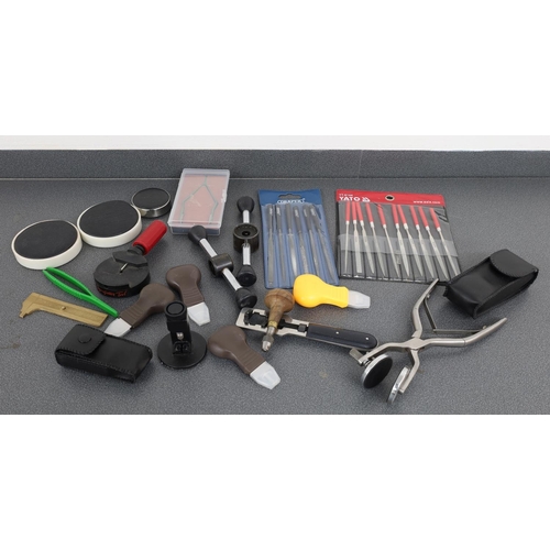 985 - Selection of tools to include an Omega tool; measuring caliper; set of Draper and Yato files; two tw... 