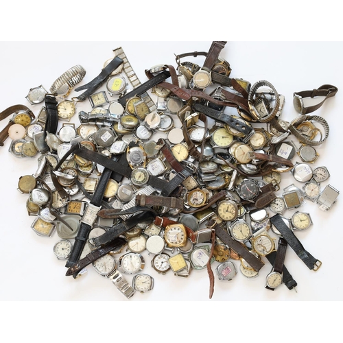 425 - Very large quantity of gentleman's wristwatches for repair (various faults)... 