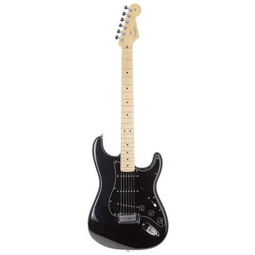 190 - 2002 Fender American Standard Stratocaster electric guitar, made in USA; Body: black finish; Neck: m... 