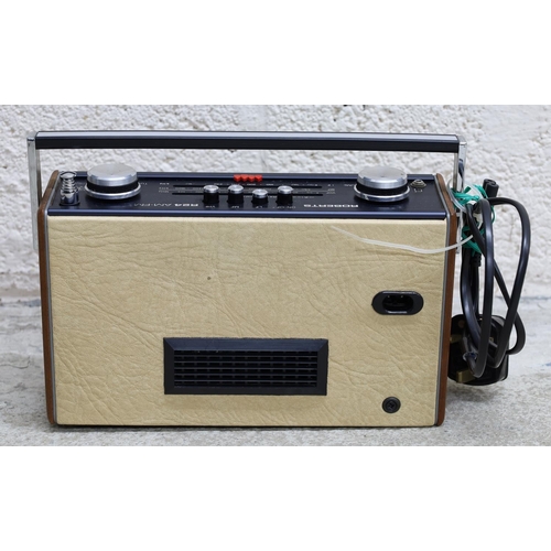 887 - Vintage Roberts R24 radio, converted with input jack to allow guitar connection whilst the radio is ... 