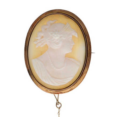 245 - 9ct mounted oval carved shell cameo brooch, depicting a portrait profile of a lady, with safety chai... 