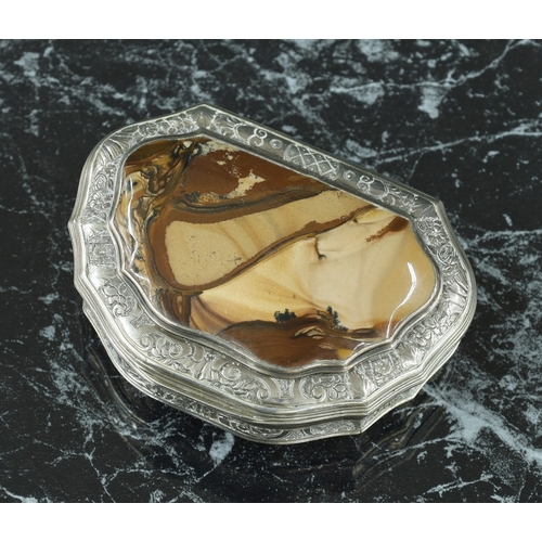 George III silver and agate cartouche snuff box, with an inset top and engraved decoration, gilded interior, unmarked, 33" wide, 2.4 oz t