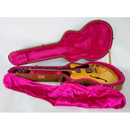 138 - 1992 Gibson ES-335 semi-hollow body electric guitar, made in USA; Body: natural finished highly figu... 