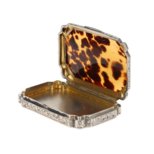 461 - Continental 935 silver and tortoiseshell snuff box, the hinged cover with tortoiseshell panel, scrol... 