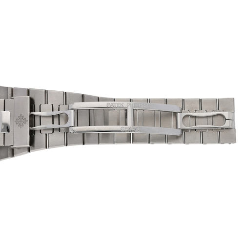 290 - Very Fine Patek Philippe Nautilus 'First Series' automatic stainless steel gentleman's wristwatch, r... 