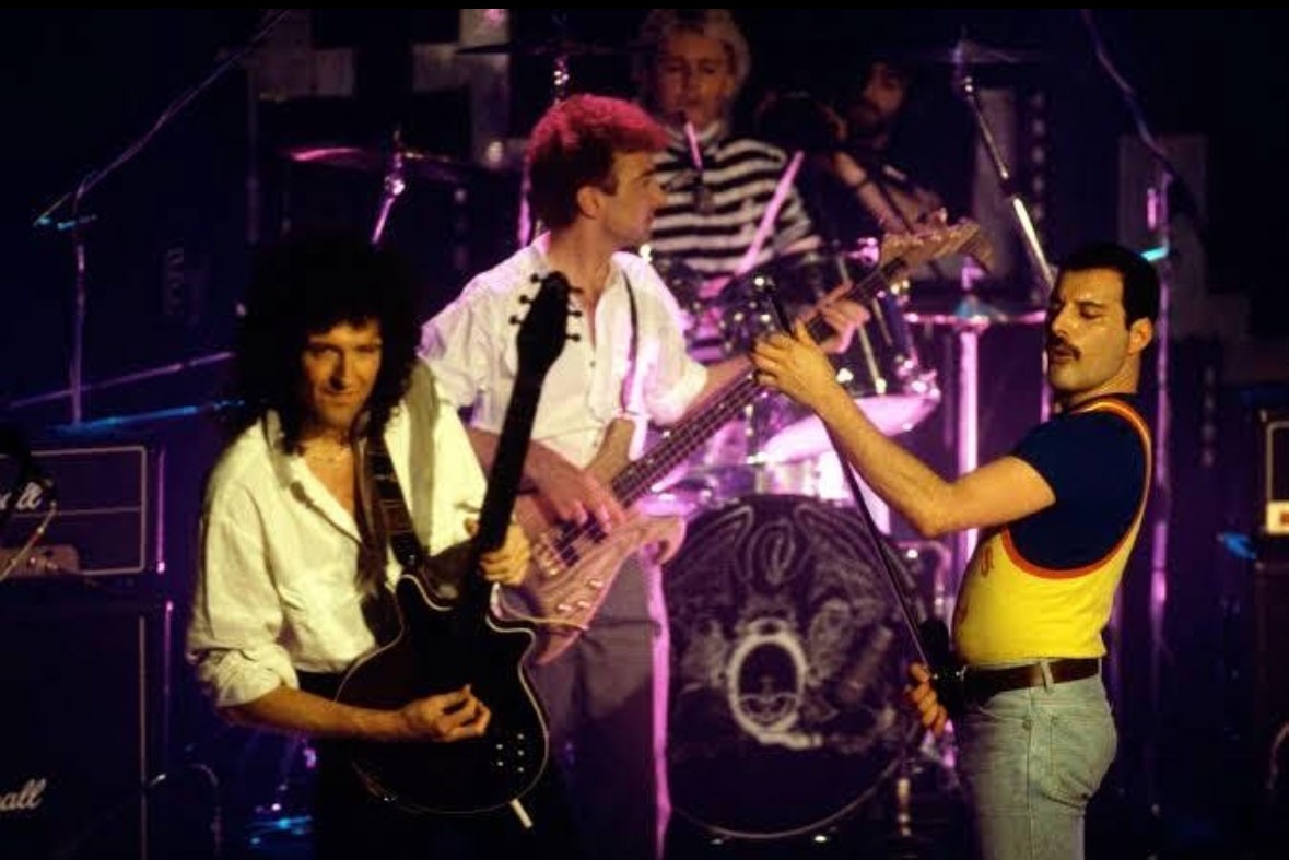 Un basso per due: John Deacon e John Entwistle legati al prototipo #005 del Warwick Buzzard